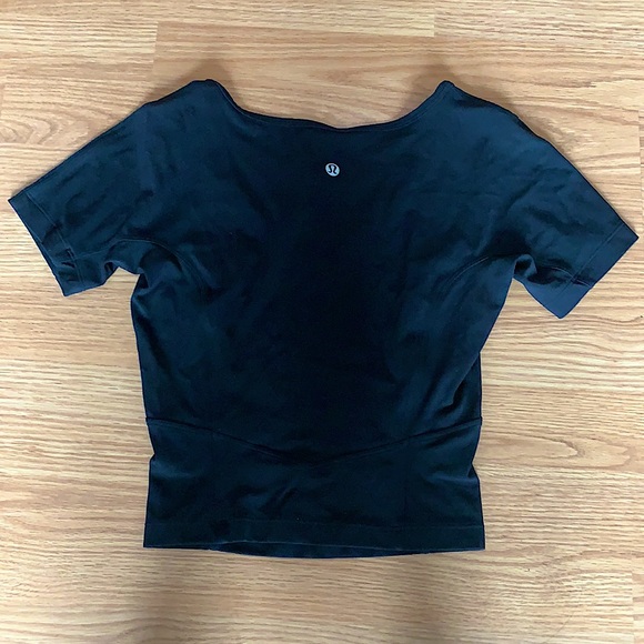 *SOLD* Lululemon nulu Cropped Shirt - Picture 4 of 5